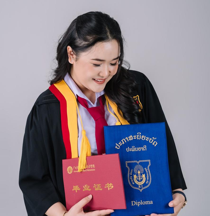 毕业生手持毕业证书