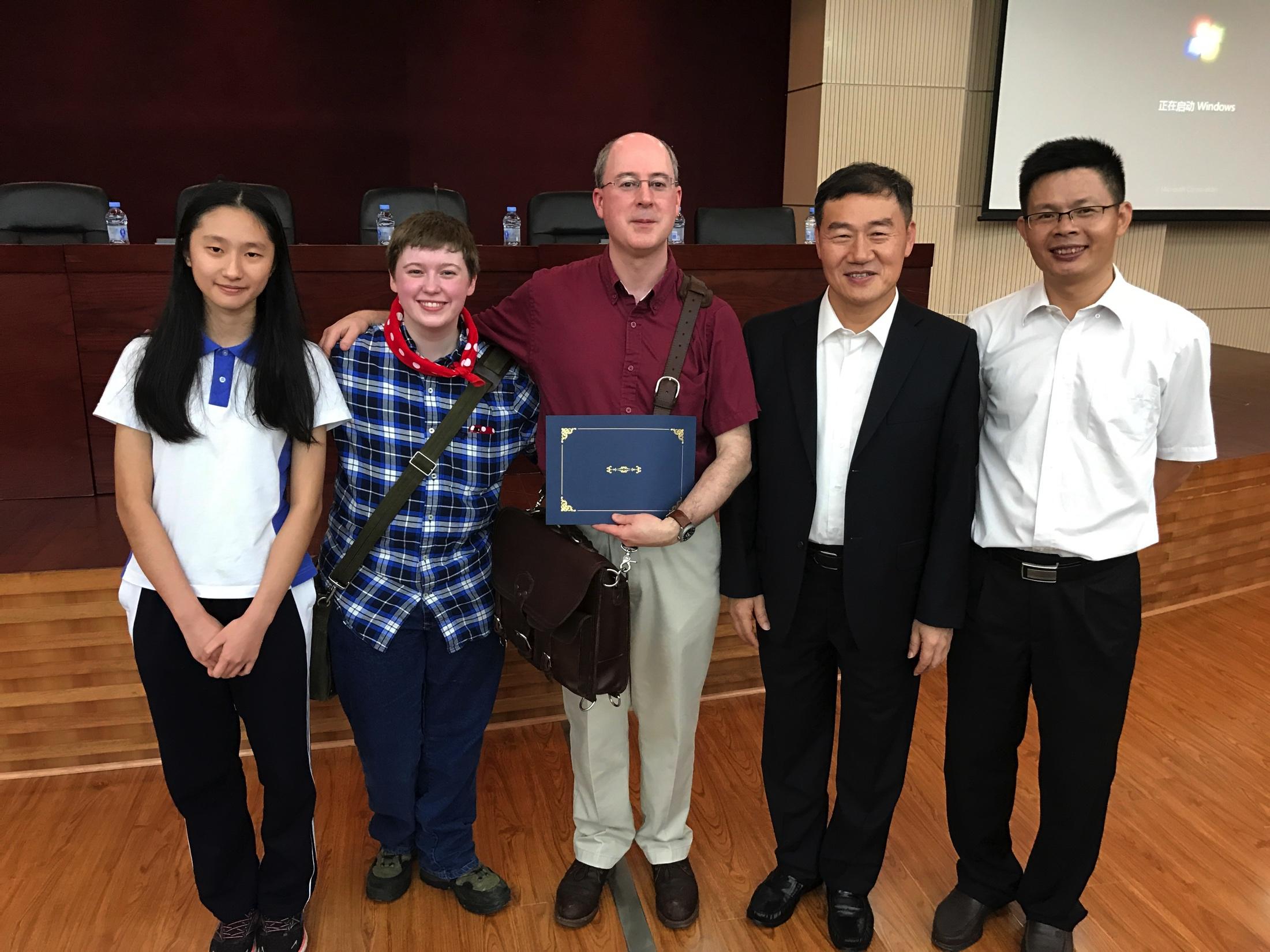 教授与学生合影